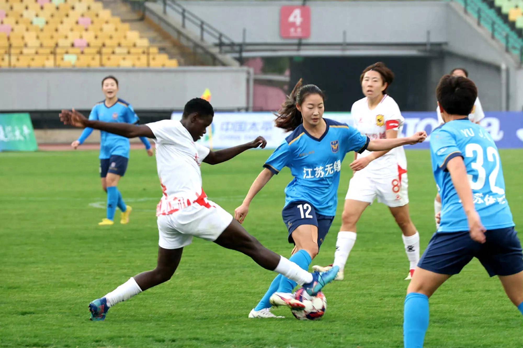 法国女足选手在比赛中力挫对手